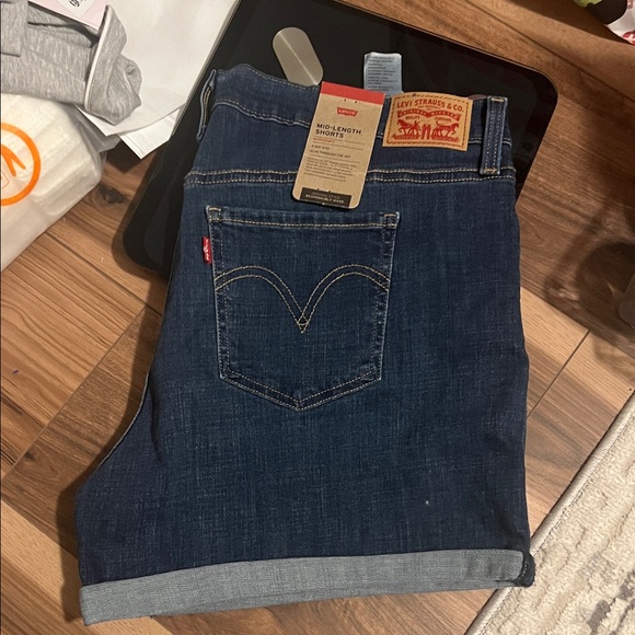 Levi's Classic Blue Denim Shorts - Picture 2 of 2